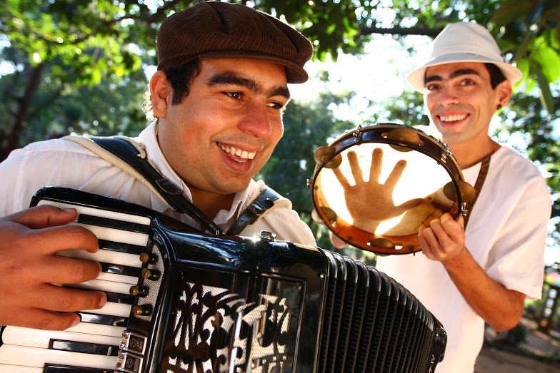 Sanfona e percussão, música e poesia marcam apresentações do ‘Duo FoleRitmia’ e ‘Bruna Caram’