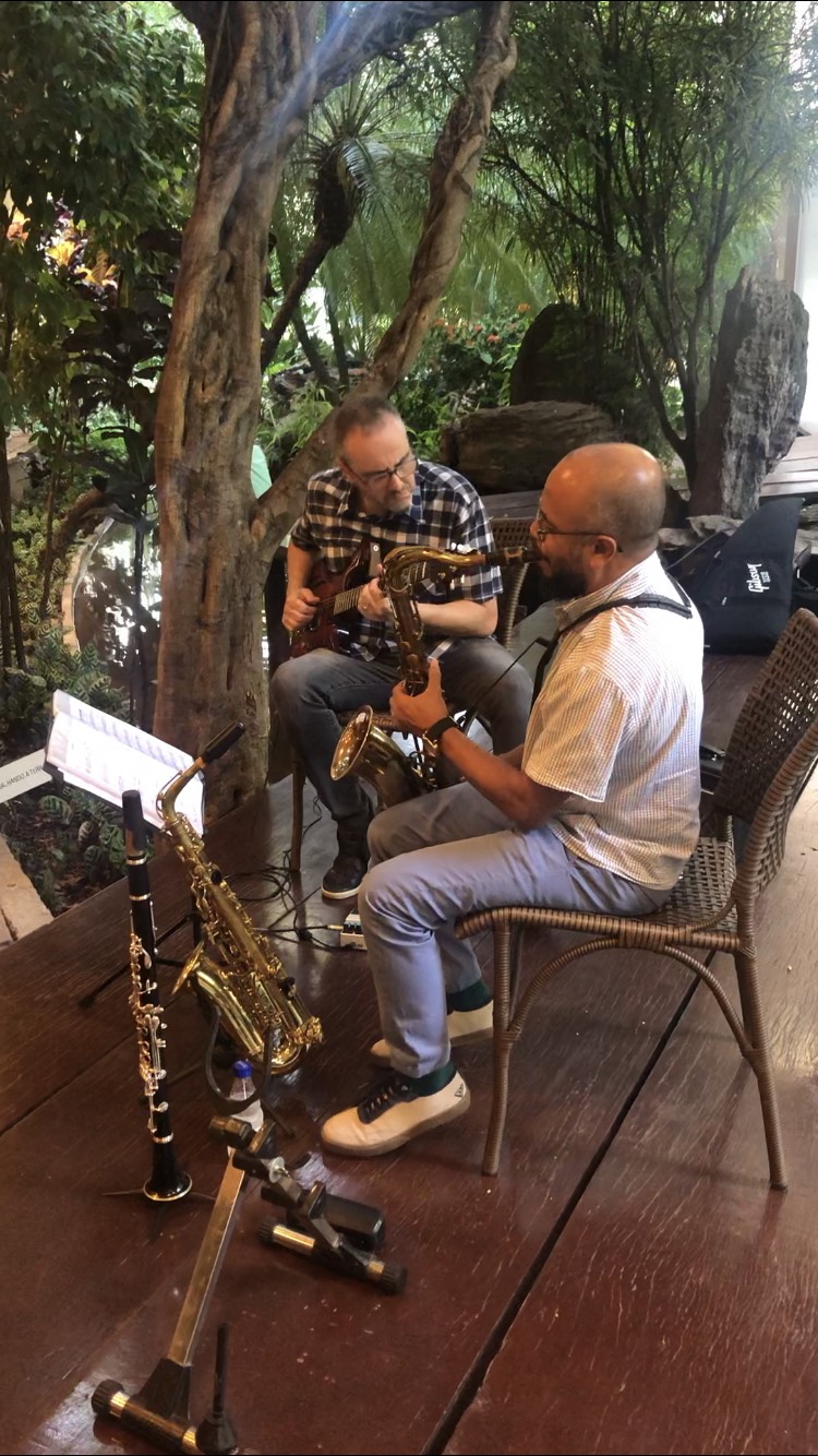 Duo Geremias Tiófilo e Aquiles Faneco tocam clássicos do Jazz, Blues e Bossa Nova no projeto ‘Jazz Café’