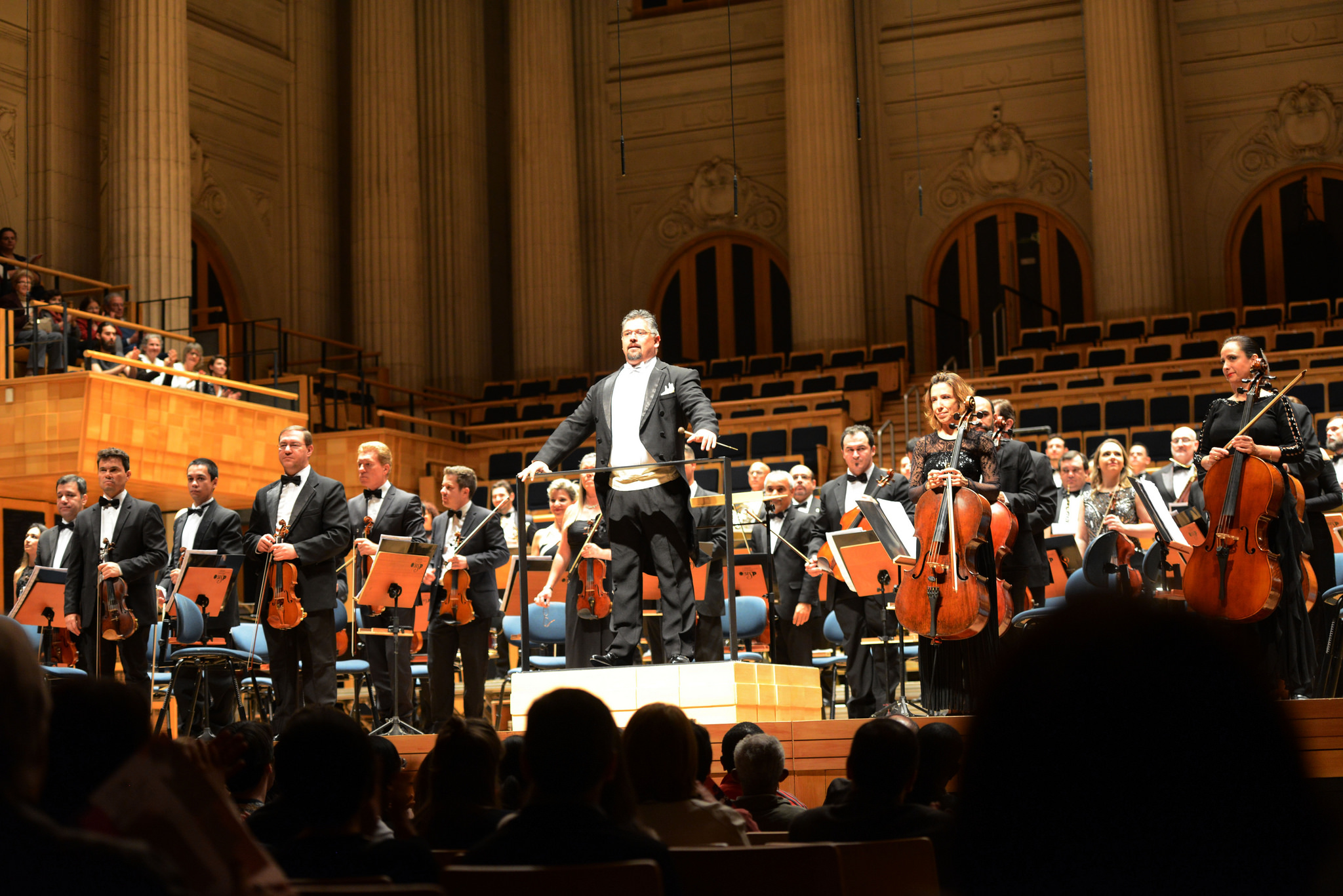 Sinfônica interpreta obras de John Cage, Debussy, Wagner e Beethoven em concerto com pianista convidada