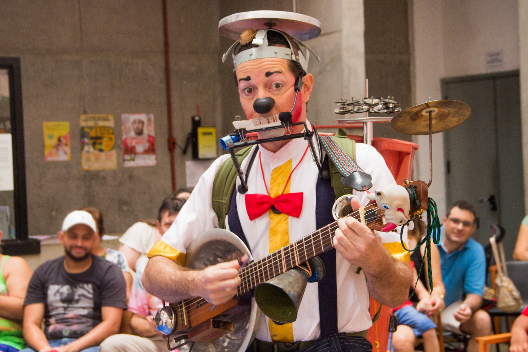 Espetáculo circense ‘A Banda do Jerônimo: Uma Inusitada Banda de Um Homem Só’ faz rir com fantásticos instrumentos musicais