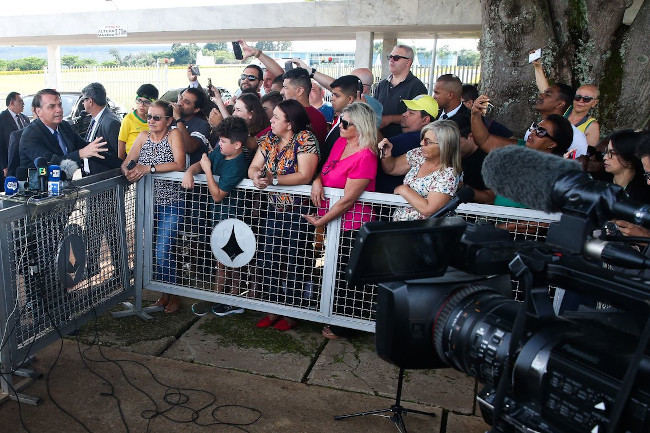 Bolsonaro usa claque em entrevistas no Palácio da Alvorada para agredir e ofender jornalistas