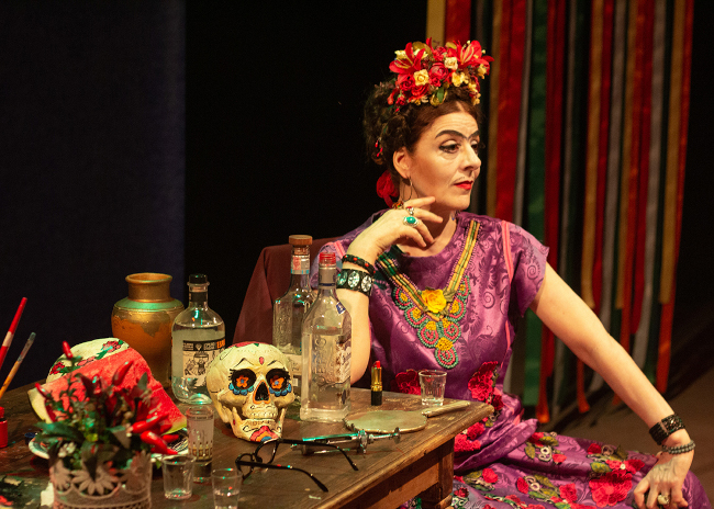 Espetáculo ‘Frida Kahlo – Viva la Vida’ e ‘Terra em Trânsito’ são destaque em programação teatral em casa