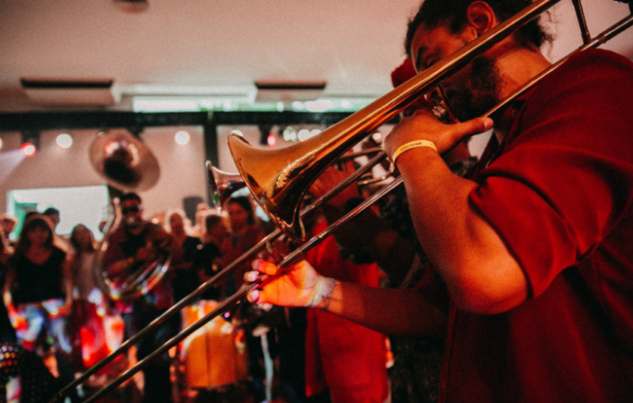 Com música e dança, intervenção ‘Crônicas Sonoras do Jazz’ promove jornada sensorial