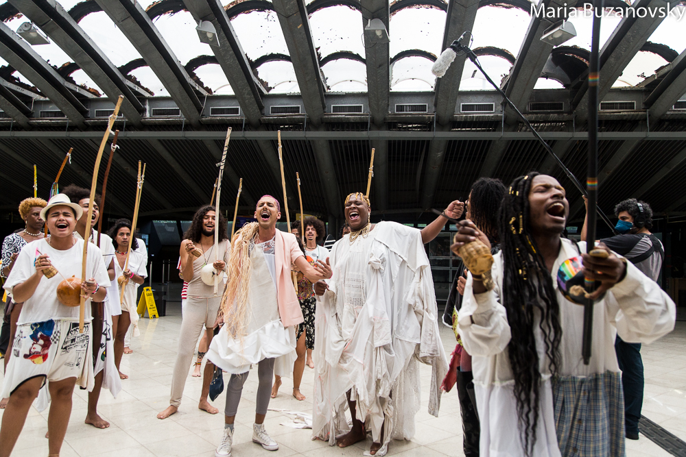 Performance ‘Desabrochar em Solo Não Fértil’ fala de vulnerabilidade e autoaceitação por meio da capoeira e da vogue femme