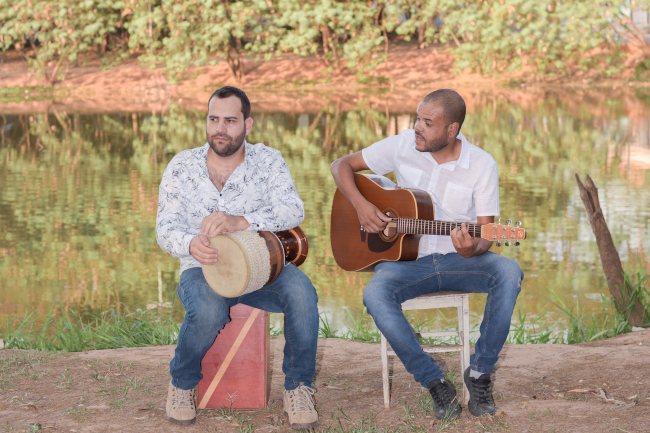 Duo PeiXeÁGUA traz canções de Gilberto Gil, Chico César e Jorge Drexler ao som do zarb