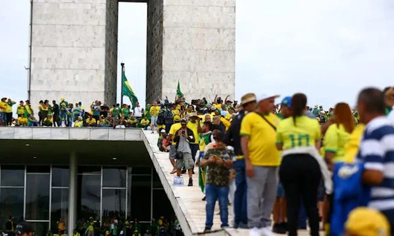 Há muitos ovos chocados pela pestilência na sociedade e na caserna que geram o mal-estar democrático