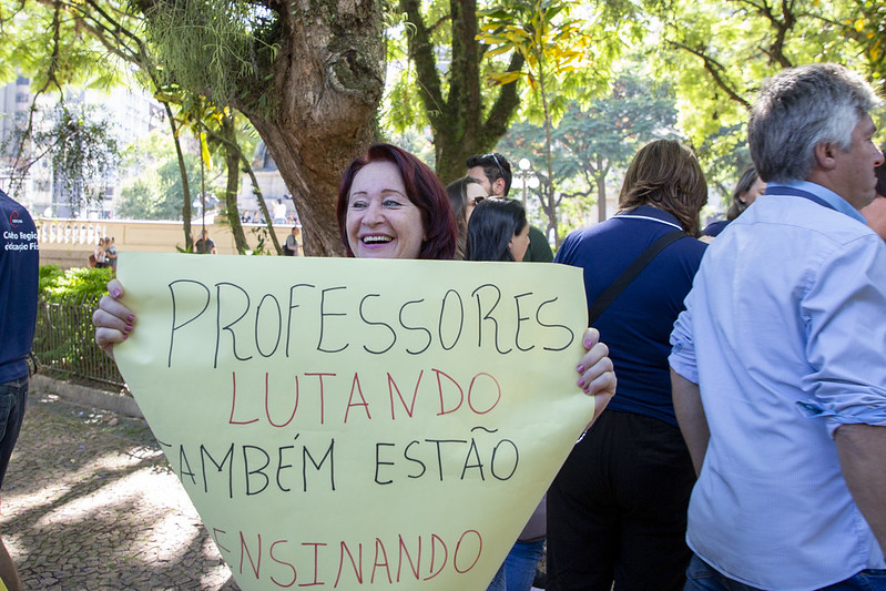 O neoliberalismo e a precarização do trabalho de professores e professoras em São Paulo