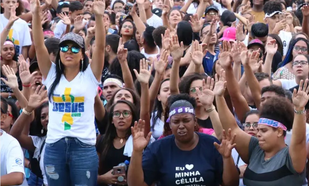 Pesquisa revela que evangélicos são progressistas em temas sociais, mas são usados pela extrema direita