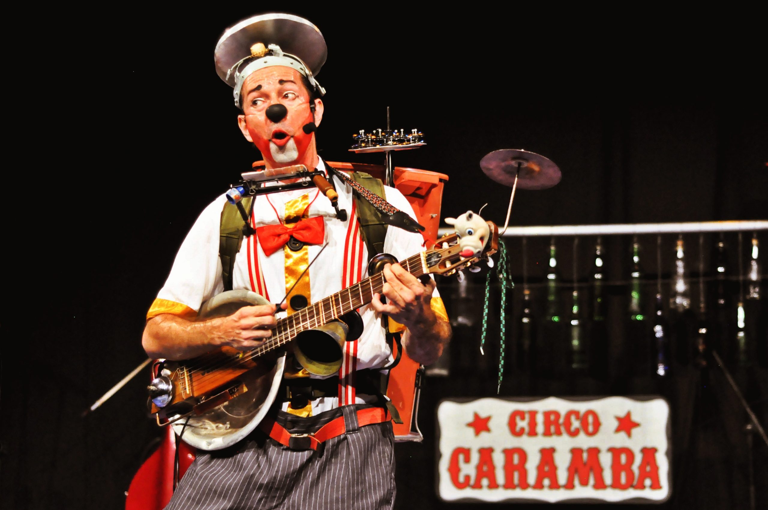 O palhaço excêntrico musical é a atração do ‘Jerônimo Show’, com o Circo Caramba