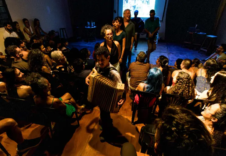 Artistas do Lume Teatro revivem trajetória de quatro décadas do grupo na conferência musical ‘Memória em Canção’