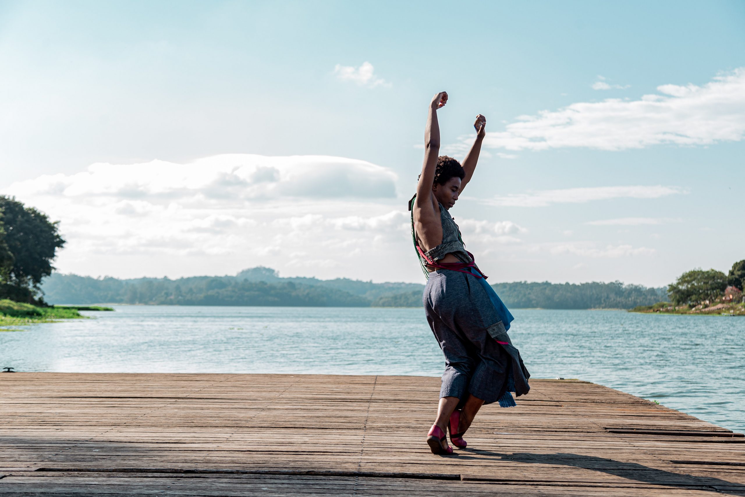 Videodança ‘Corredeira’, com a Nave Gris Cia. Cênica, nasce da ligação das águas ao saber ancestral do corpo feminino