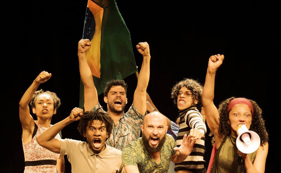 Cia de Teatro Heliópolis expõe cenário político-social que autoriza a barbárie do Estado e justifica privilégios