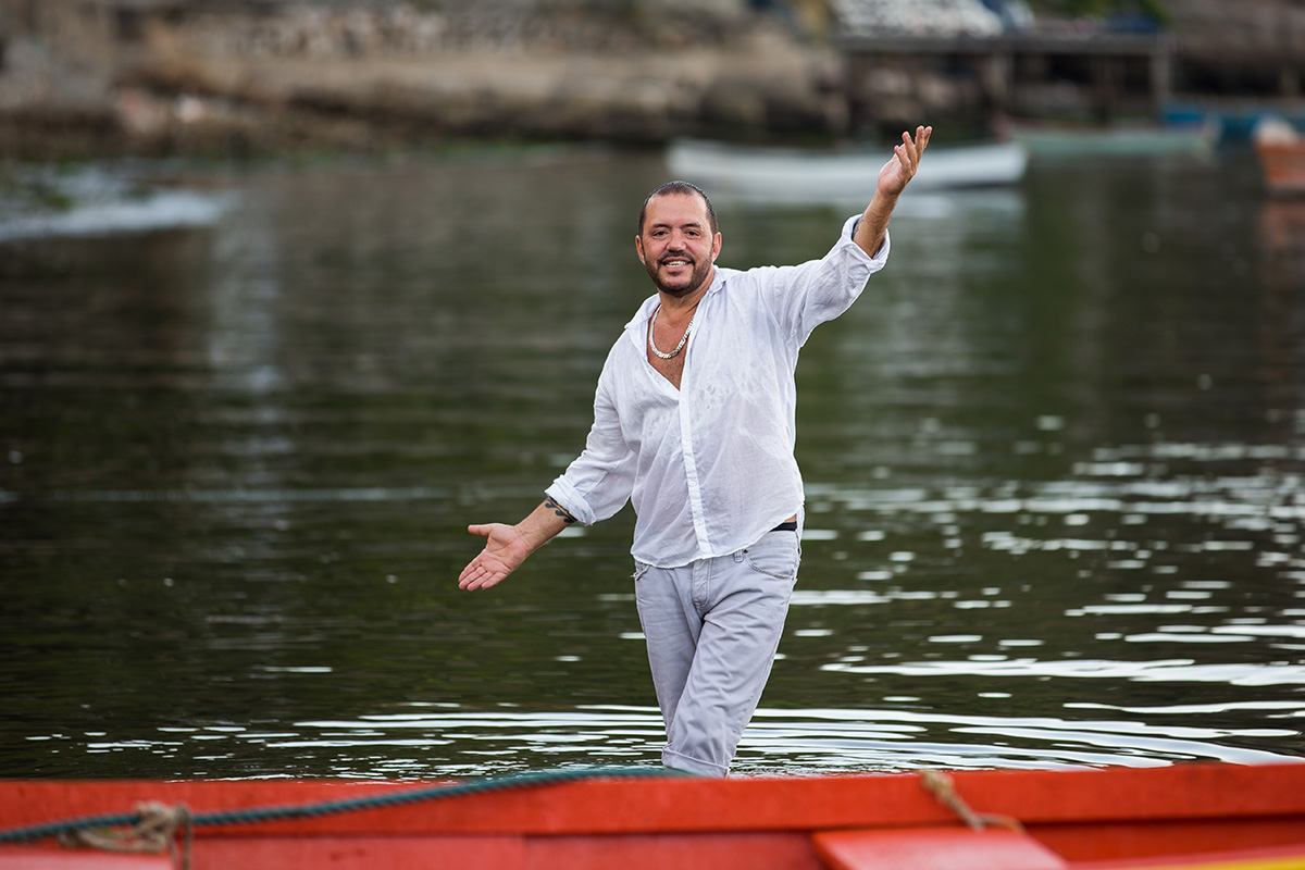 Cantor e compositor Toninho Geraes apresenta grandes sucessos do samba