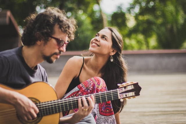 Carol Andrade e Alex Maia apresentam o show ‘A linha e o linho’, com canções de Gilberto Gil