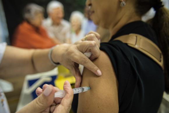 Vacinação contra a gripe começa dia 4 em 64 centros de saúde de Campinas