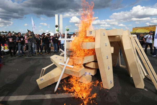 Manifestantes contra a Reforma da Previdência causam tumulto na Câmara dos Deputados