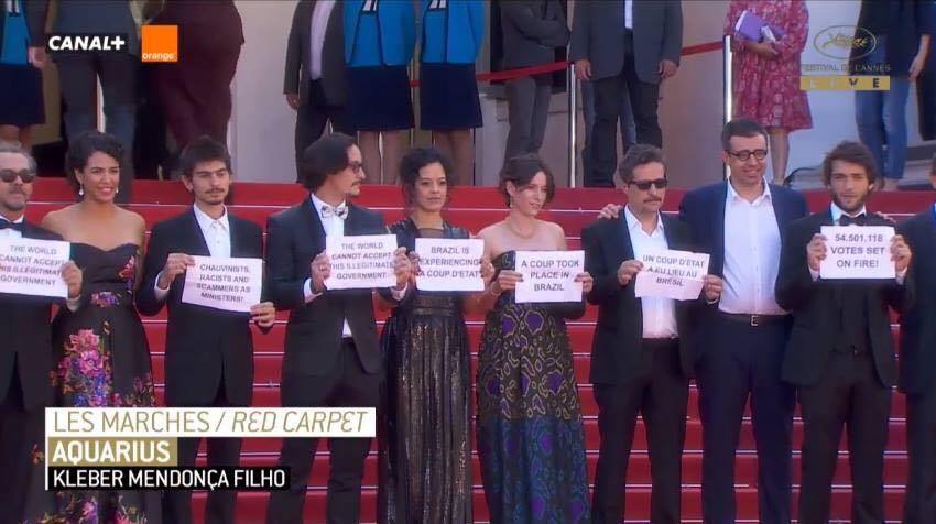 Festival de Cannes assiste ao protesto dos artistas brasileiros contra o golpe