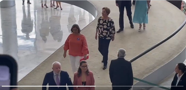 Vídeo: Dilma é ovacionada em evento no Dia Internacional da Mulher em Brasília