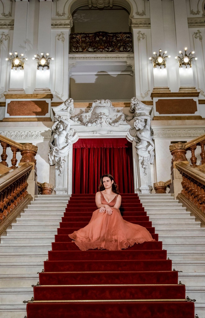 Ópera Fora da Caixa: Theatro Municipal apresenta a ópera-monólogo em português ‘Domitila’, na escadaria