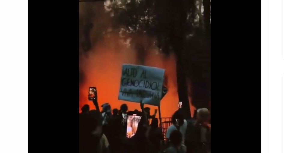 Vídeos: mexicanos contra o genocídio palestino põem fogo em frente embaixada de Israel