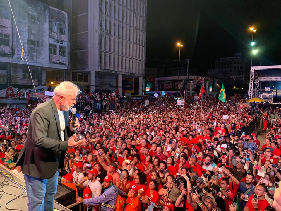 ‘A luta agora é para libertar o Brasil dos milicianos’, diz Lula em Recife