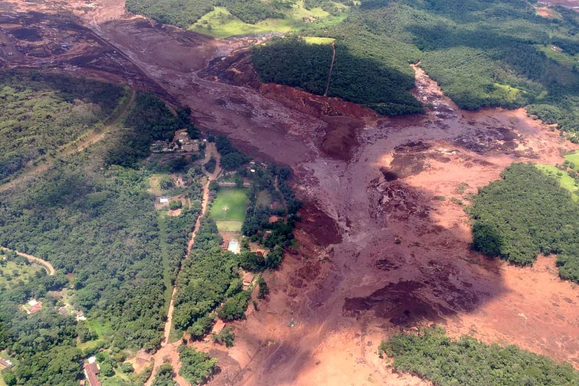 Sobe para 350 a estimativa de desaparecidos no rompimento da barragem da Vale do Rio Doce