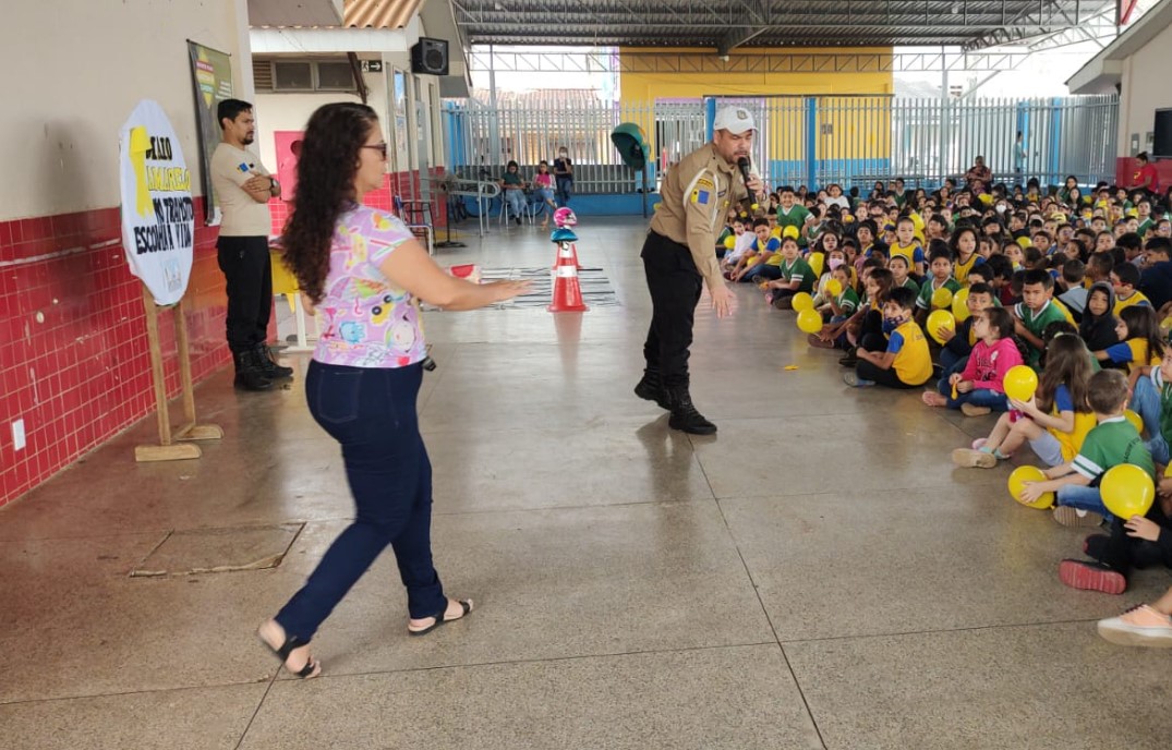 Prefeito do União Brasil faz edital para contratar 100 funcionários sem salário e sem direitos