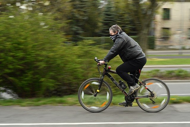 Coronavírus fez Reino Unido ter ‘boom’ de uso de bicicleta enquanto São Paulo reduziu ciclovias