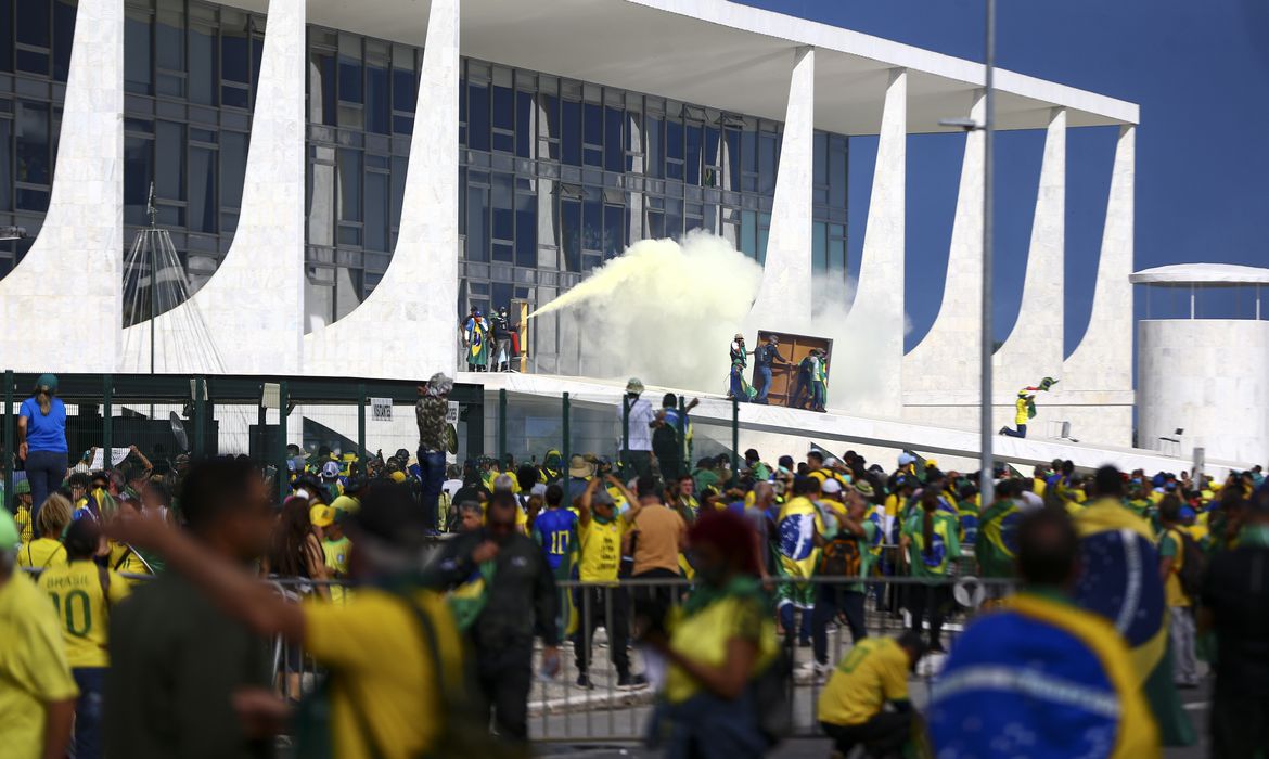 Argentina chega a Milei depois de o Brasil  conhecer o protofascismo de Bolsonaro