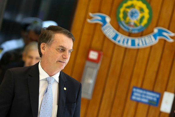 Complicação no quadro de Bolsonaro faz médicos adiarem cirurgia para depois da posse