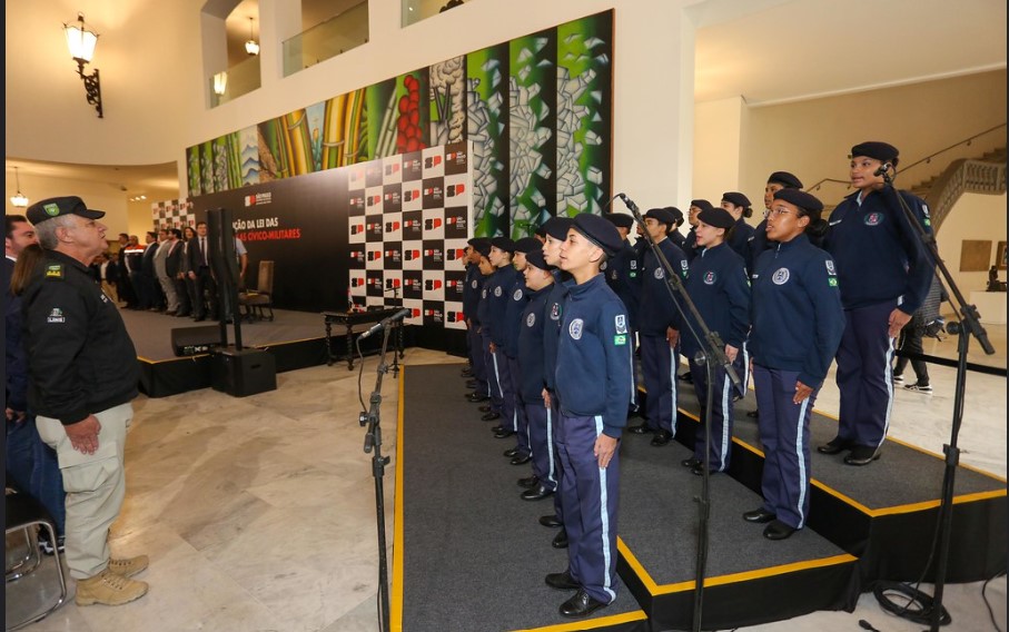 Justiça suspende escolas fascistas que Tarcísio pretende implantar em SP como ‘cívico-militares’