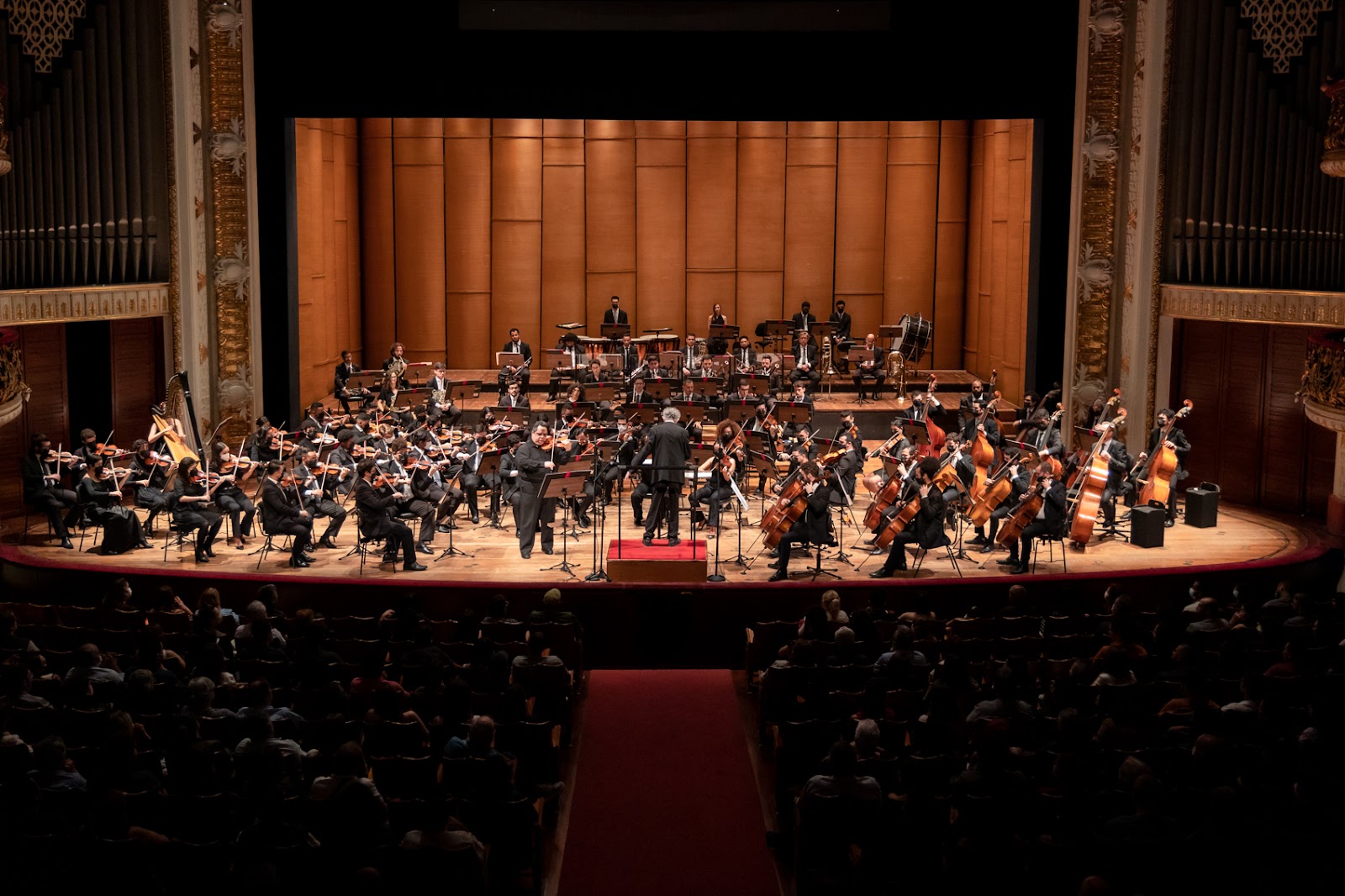 Música e astrologia se encontram no Theatro Municipal em apresentação da suíte ‘Os Planetas’, de Gustav Holst, junto a uma projeção dos astros