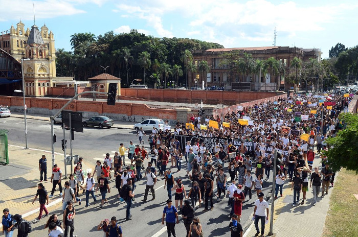 Alunos das escolas técnicas fazem manifestação contra ‘roubo da merenda’