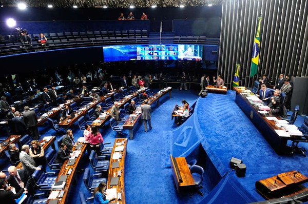 Senado aprova projetos que acabam com a farra dos supersalários no Brasil