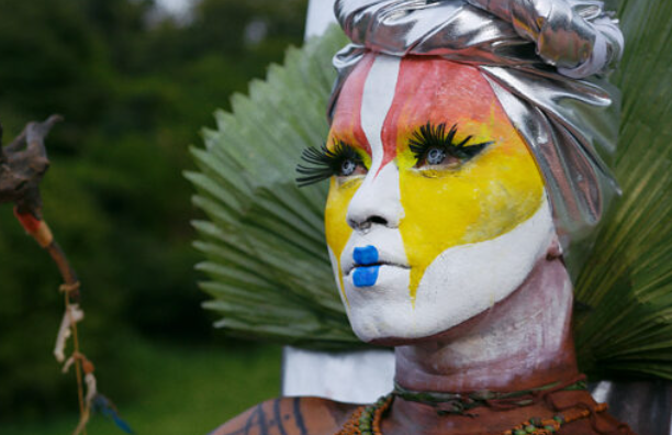 Documentário acompanha jornada de artista indígena trans pela Floresta Amazônica